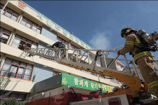 <포토>초등학교 대형화재 발생 대비 재난대응훈련