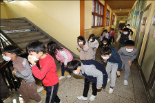 <포토>초등학교 화재 발생 대비 대피훈련하는 어린이들