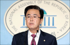 총선 인적쇄신 요구 기자회견하는 김태흠 의원