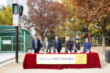 국민은행, 강동구 내 초등학교 7곳에 미세먼지 신호등 설치