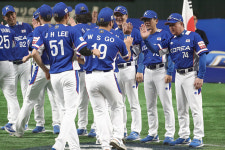 <포토> 선수들과 하이파이브하는 김경문 감독