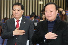 <포토>의총 참석한 심재철 신임 원내대표-김재원 신임 정책위의장