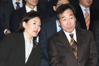 <포토> 박영선 장관과 대화하는 이낙연 총리