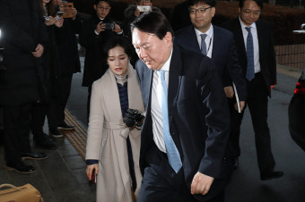<포토> 법무부 청사 들어가는 윤석열 검찰총장