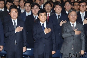 <포토> 국민의례하는 이성윤 신임 서울중앙지검장