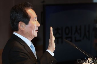 <포토> 취임선서하는 정세균 신임 국무총리