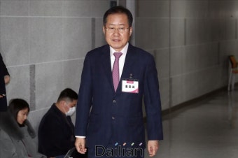 <포토> 공천 면점심사장 이동하는 홍준표