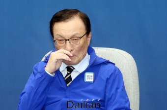 <포토>공동선대위원장들의 발언 듣는 이해찬 상임공동선대위원장