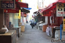  코로나19 확산 방지 위해 문 닫은 모란상권