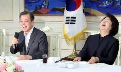 [코로나19] 메르스는 정부 탓, 코로나는 신천지 탓?…文정부와 지지층의 내맘대로 이중잣대