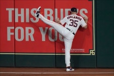 ‘어둠 속에 빛’ 개막 연기가 비추는 별들