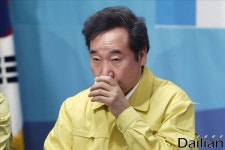 <포토> 물 마시는 이낙연 더불어민주당 공동상임선대위원장