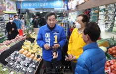<포토>24시 마트에서 주민들과 대화하는 이낙연