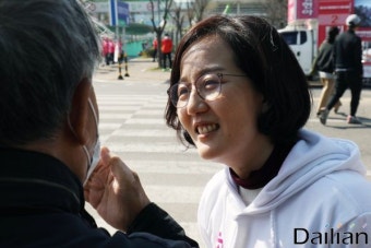 <포토> 시민과 대화하는 고양정 김현아 후보