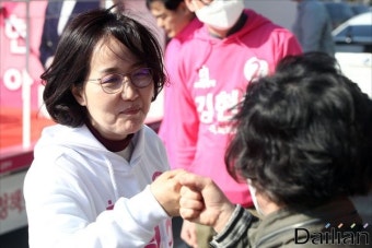 <포토> 시민들과 인사 나누는 고양정 김현아