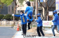 <포토> 전주시 송천동 삼거리에서 출근인사하는 김성주 후보