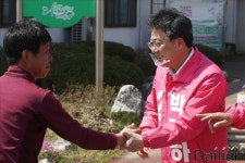 <포토> 지역주민과 인사하는 강원 원주갑 박정하