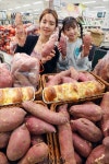 <포토> 해남 못난이 왕고구마 판로 지원 나선 이마트
