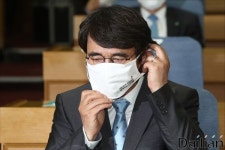 <포토> 마스크 착용하는 유시민 이사장