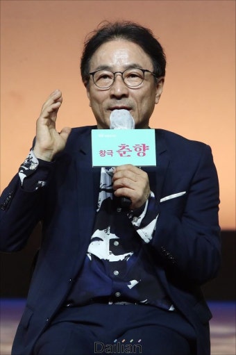 <포토> 질문에 답변하는 김명곤 연출