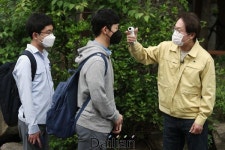 <포토> 고3 학생들 체온 측정하는 조희연 서울시교육감