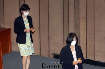<포토>투표하는 윤미향-양정숙