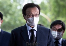 <포토> 굳은 표정의 이해찬 대표