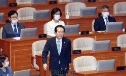 <포토> 발언석 이동하는 정세균 국무총리
