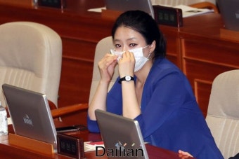 <포토>마스크 만지는 배현진