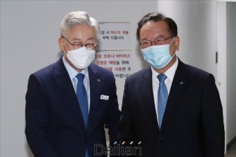 <포토> 접견실로 이동하는 이재명-김부겸