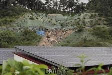 <포토> 일부 무너진 태양광 발전시설