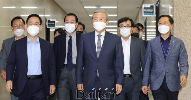 <포토> 회의 참석하는 미래통합당 지도부 | 포토뉴스