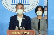 <포토> 최강욱 의원, 국회의원 3선제한법 관련 기자회견