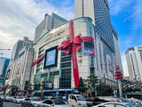 롯데백화점 본점, 초대형 리본과 크리스마스 트리로 명동 밝혀