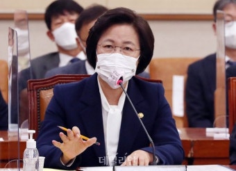 추미애 블랙홀에 갇힌 與…교체설에 '지금은 아니다'