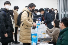 수험표 배부 받는 학생들
