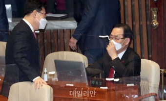 <포토> 본회의에서 대화하는 주호영-김성원
