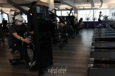  운영 재개된 헬스장...다시 운동