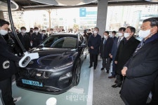 <포토> 현대 EV 스테이션 둘러보는 내빈들