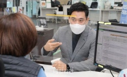 <포토> 고용복지센터 방문한 오신환