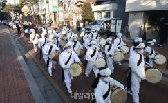 <포토> 대학로 소나무길 들어서는 고 백기완 선생 운구행렬