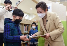 <포토> 노원어린이도서관 찾은 나경원
