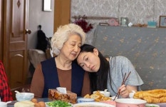 [양경미의 영화로 보는 세상] 거짓말에 담긴 가족사랑, 영화 ‘페어웰’