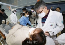 <포토> 응급처치실로 이송된 접종대상자 진찰 훈련