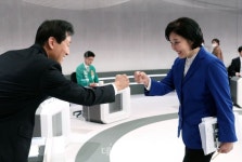 <포토> 인사 나누는 박영선-오세훈