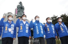 <포토> 김영춘, 송상현동상 앞에서 승리의 길 출정식