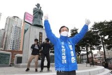 <포토> 송상현동상 앞에 선 김영춘 후보