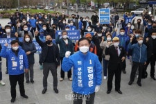 <포토> 송상현동상 앞 김영춘 싸우다 죽을지언정 길을 내줄 수 없다
