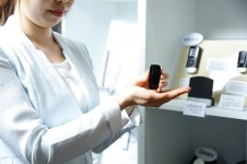 소음 속 듣기가 어렵다면? “보청기 전용 무선기기 활용해보세요”