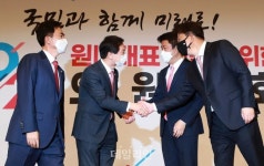  김기현 신임 원내대표 축하하는 김태흠-권성동-유의동